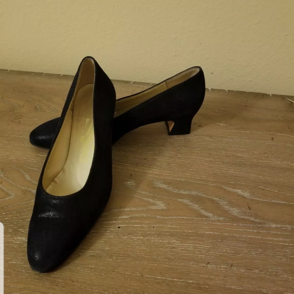 Salvatore Ferragamo Navy Suede pumps 5M
